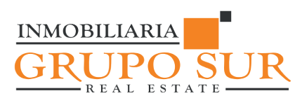 Logotipo de Grupo Sur Inmobiliaria en Fuengirola compuesto por la palabra inmobiliaria en color negro, en mayúsculas y subrayado, debajo el texto GRUPO SUR en color naranja y debajo el texto REAL ESTATE en mayúsculas, negro y más pequeño, formando parte del subrayado de GRUPO SUR. Además hay dos cuadrados: uno naranja más grande y otro negro pequeñito en la esquina superior derecha del naranja, situados a la derecha de la palabra inmobiliaria y encima del texto GRUPO SUR.