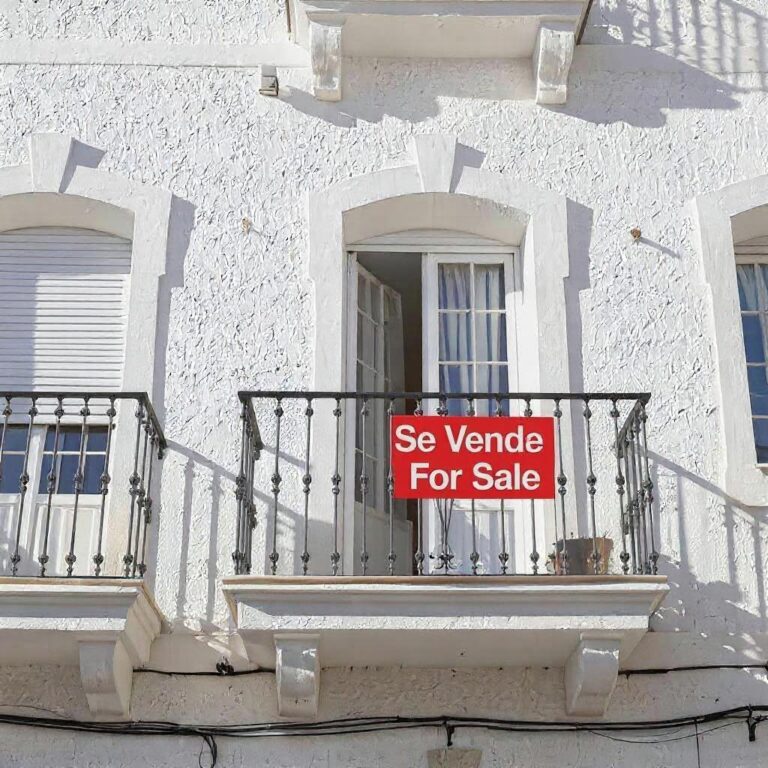 INICIO 4 Balcón de vivienda en venta en Fuengirola con cartel 'Se Vende / For Sale' en español e inglés
